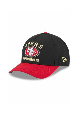 Schwarze Kappe mit rotem Schirm, bestickt mit "49ERS" und "SF"-Logo in Gold, mit "San Francisco, CA" unter dem Logo. Weicher Stoff.
