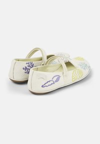 Bailarinas de cuero en color crema, con coloridos diseños de temática marina. Tira ajustable y suela de goma, con un logo sutil en el talón.