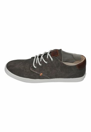 Legerer dunkelgrauer Canvas-Sneaker mit weißen Schnürsenkeln, weißer Gummisohle und braunen Lederakzenten an Ferse und Zunge.