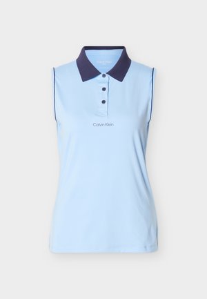Ærmeløs lyseblå polo-shirt med mørk marineblå krave, tre knapper og Calvin Klein-logo centreret under knapperækken.
