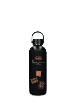 Botella de agua de metal negra con asa, con una bandera británica y los logotipos y pegatinas de Pepe Jeans London en el frente.