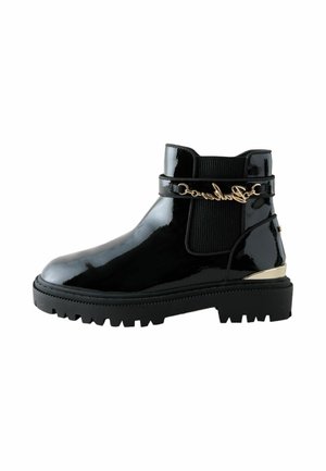Schwarzer Stiefelette aus Lackleder mit klobiger Sohle, elastischem Seitenteil, goldenem Metall-Detail am Riemen und goldenem Akzent an der Ferse.