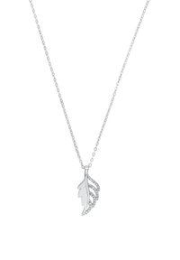 Silver chainhalsband med ett bladformat hänge som har släta och kristallprydda sektioner på en vit bakgrund.