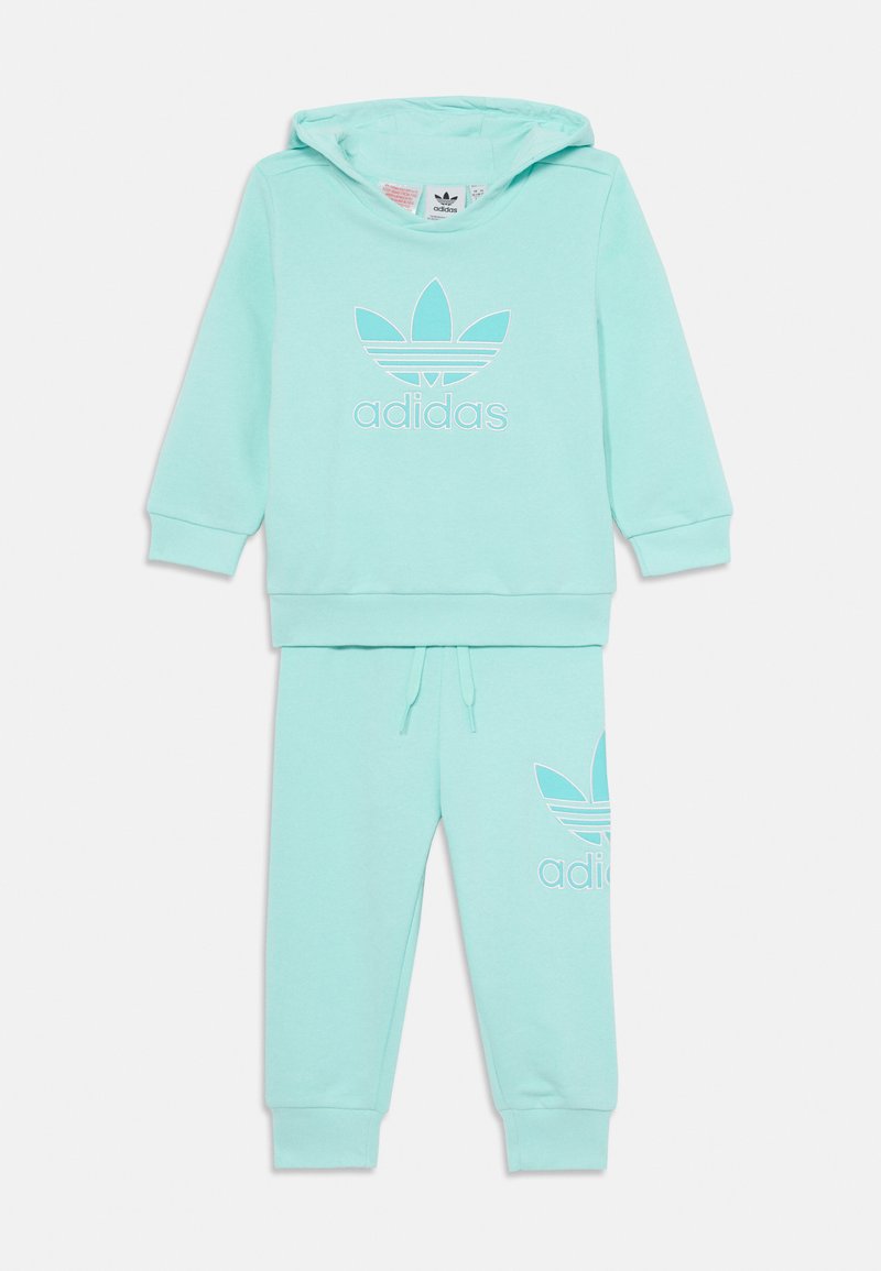 Conjunto de hoodie e calças de fato na cor verde menta com um logo branco da Adidas e design de trefoil. Tecido suave com punhos canelados e cintura ajustável.