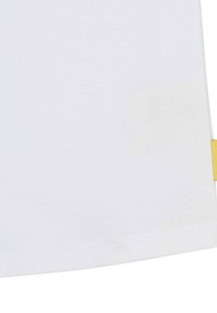 T-shirt bianco in cotone con una texture liscia, orlo curvo e un'etichetta gialla sul lato. Design semplice, senza ulteriori motivi o decorazioni.