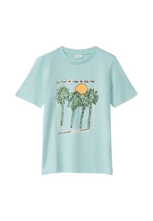 Hellblaues T-Shirt mit einer Grafik von vier Palmen und einer orangefarbenen Sonne, Text lautet „Find mich unter den Palmen“ und „Fang den Sonnenuntergang Bali 2026.“