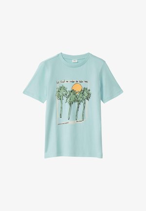 Jasnoniebieska koszulka z grafiką czterech palm i pomarańczowego słońca, tekst brzmi „Znajdź mnie pod palmami” oraz „Złap zachód słońca Bali 2026.”