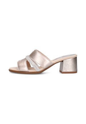Sandalia mule de mujer con punta abierta, tiras metálicas y tacón ancho, con una tira adornada con pequeñas piedras brillantes.