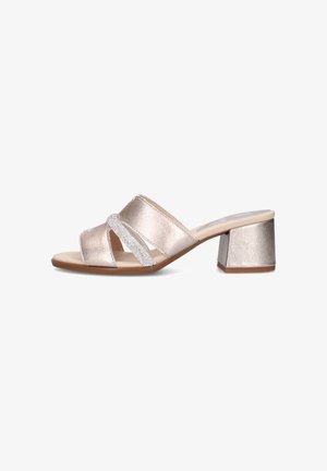 Sandalia mule de mujer con punta abierta, tiras metálicas y tacón ancho, con una tira adornada con pequeñas piedras brillantes.