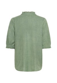 Blusa verde a maniche corte realizzata in tessuto testurizzato. Presenta un colletto arricciato e polsini elasticizzati. Vestibilità semplice e rilassata.