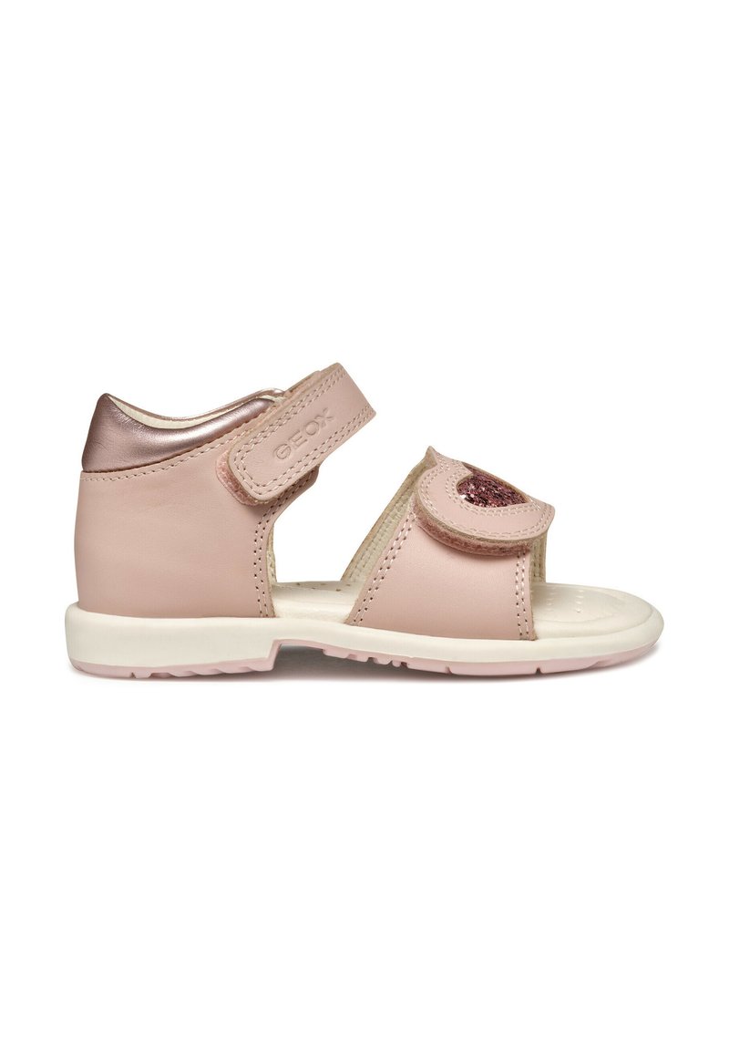 Sandali in pelle rosa con tomaia testurizzata, cinturino regolabile e dettaglio decorativo scintillante. Suola in gomma bianca con motivo antiscivolo.