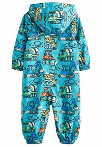 Dziecięcy kombinezon przeciwdeszczowy w jaskrawym niebieskim kolorze, zdobiony wzorem kolorowych pojazdów budowlanych. Wykonany z wodoodpornego materiału, z elastycznymi mankietami i kapturem.