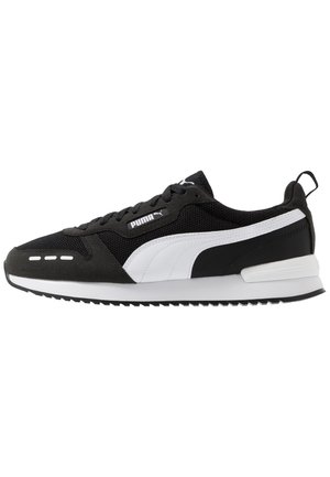 Sort og hvid Puma løbesko med mesh-overdel, hvid Puma-stribe, snørelukning og trækstrop bag på hælen.