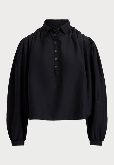 Camisa preta cropped feita de tecido suave, com uma pala de botões, gola alta e mangas longas bufantes com punhos ajustados.