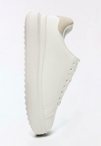 Fehér szintetikus bőr sportcipő texturált bézs sarokdísszel, kerek orral és vastag, bordázott talppal. Hangszínű varrással és fűzős kialakítással.