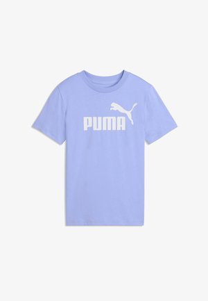 Tricou mov deschis cu mâneci scurte, logo și text Puma alb centrat pe piept, cu decolteu rotund, așezat pe o suprafață albă.