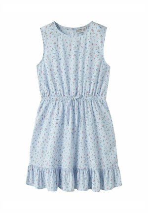 Ermeløs lyseblå kjole med små rosa og blå blomstertrykk, innsvingt midje med knyting, og volangkant.