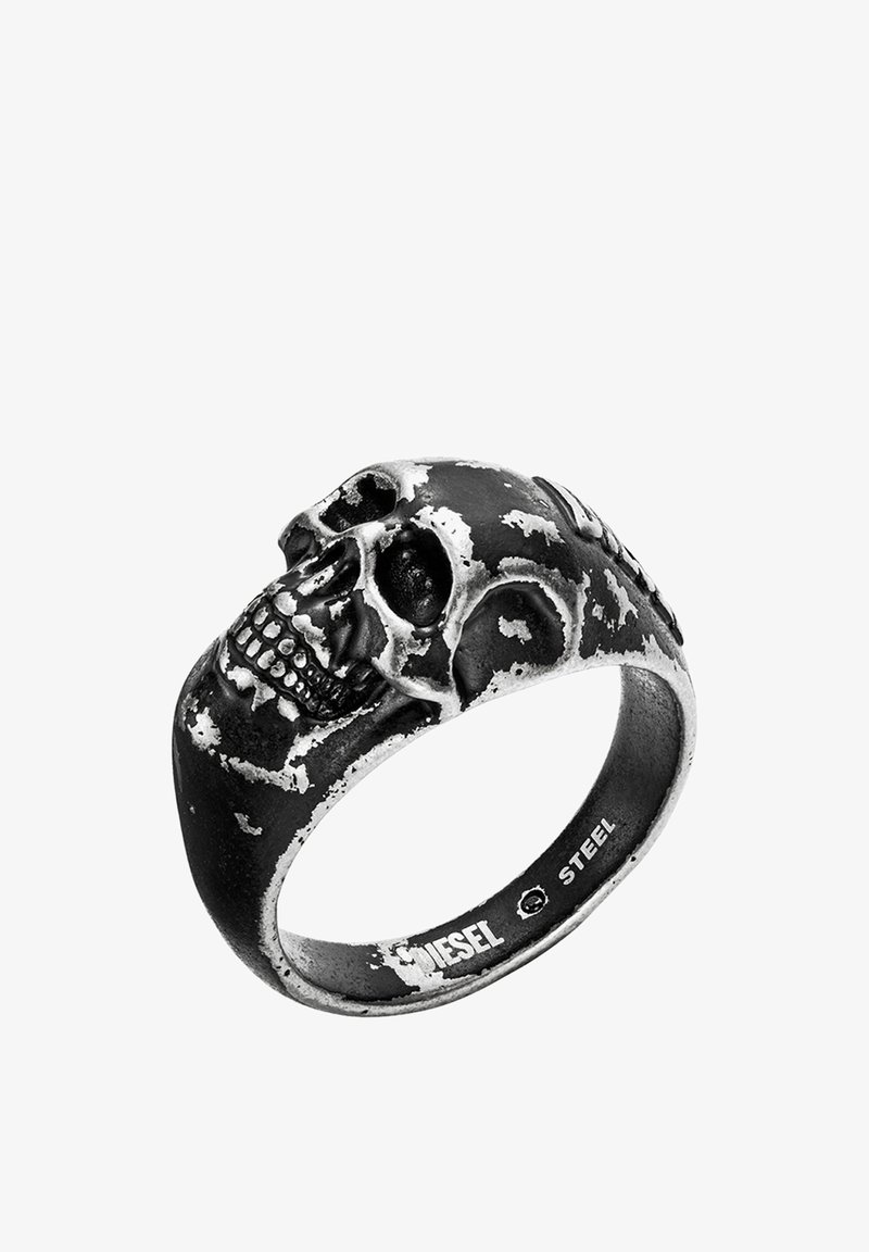 Ring in Form eines Schädels aus schwarzem Edelstahl mit gebürsteter Oberfläche, der eine detaillierte Knochenstruktur und abgenutzte Texturen aufweist.