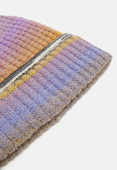 Varrastatud beanie gradientne purple, oranži ja kollaste toonidega, millel on sooniline tekstuur. Omab musta ja valge triibulist aksessuaari.