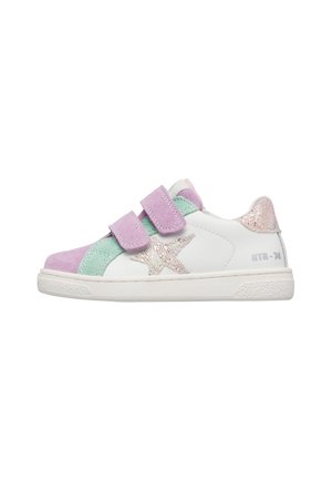 Zapatilla blanca para niños con correas de ante rosa y verde menta, estrella brillante y detalles en el talón, y suela plana de goma.