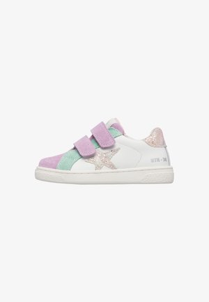 Weißer Kindersneaker mit rosa und mintgrünen Wildlederriemen, glitzerndem Stern- und Fersenakzenten sowie einer flachen Gummisohle.