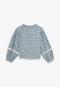 Blusa floral en azul claro con mangas largas abullonadas. Presenta un escote redondo, botones en la parte de atrás y detalles de encaje en las mangas.