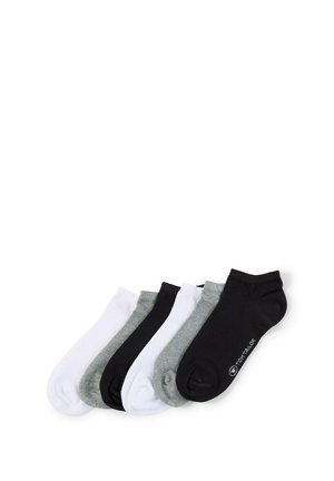 Zes paar enkelsokken in zwart, wit en grijs, netjes opgestapeld, met het bovenste zwarte paar met een klein "Tom Tailor" logo.