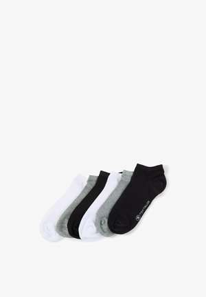 Sechs Paar Knöchelsocken in Schwarz, Weiß und Grau, ordentlich gestapelt, wobei das oberste schwarze Paar ein kleines "Tom Tailor"-Logo zeigt.