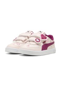 Rosa och vita sneakers med två kardborrband, som har en texturerad läderovandel, lila detaljer och tecknade tryck. Vit gummisula.