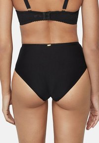 Zwarte high-waisted onderbroek met een gladde textuur, kantaccent en een kleine gouden detail aan de achterkant, ontworpen voor een strakke pasvorm.