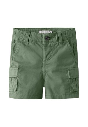 Grønne cargo shorts til barn med frontknapp, beltehemper, sidelommer og klaffelommer på hver ben.
