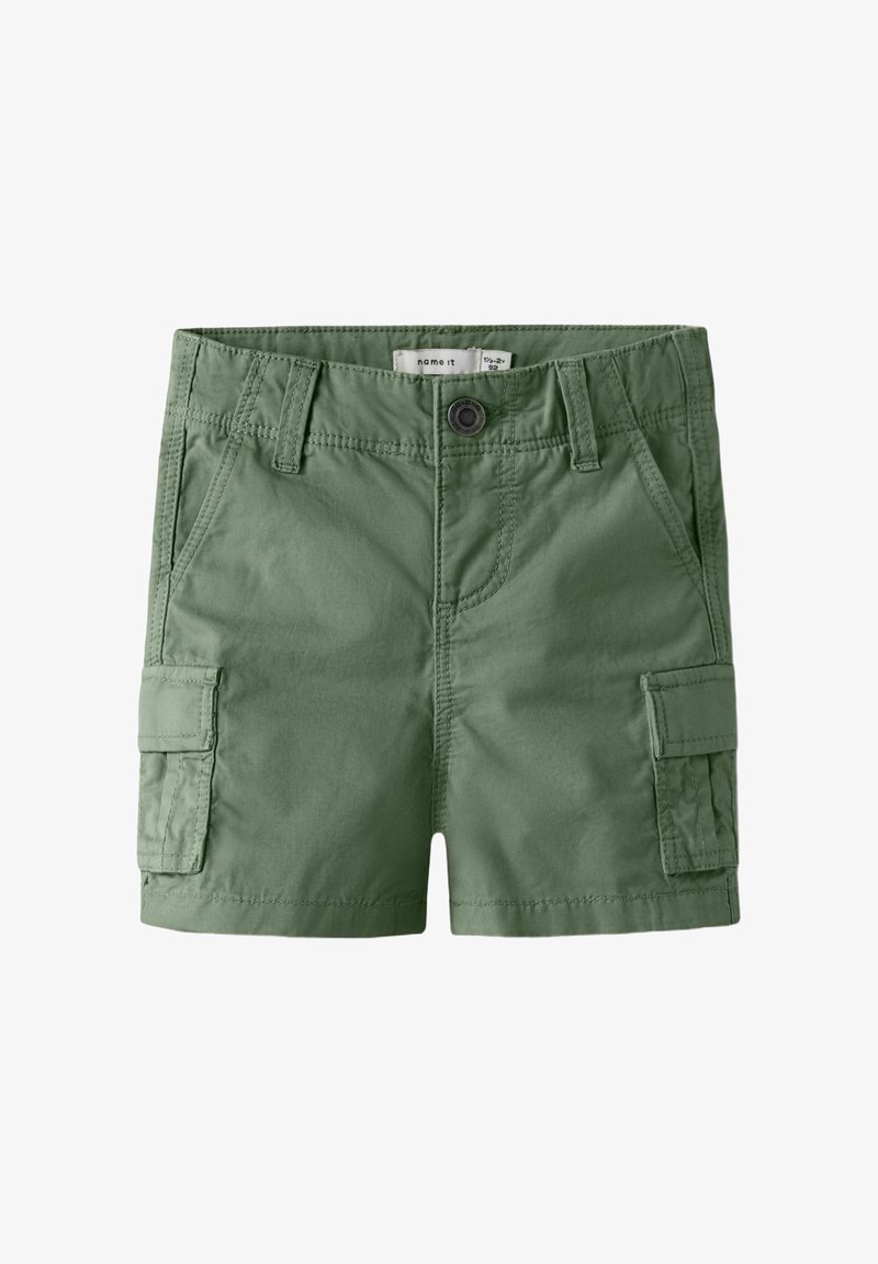 Shorts cargo verts pour enfants avec bouton frontal, passants de ceinture, poches latérales et poches à rabat sur chaque jambe.