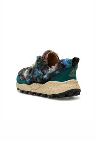 Tomaia testurizzata e multicolore con sfumature di blu, verde e viola; suola beige imbottita con spruzzi; linguetta sul tallone.