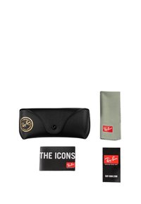 Custodia per occhiali da sole in pelle nera con logo dorato, un panno verde in microfibra per la pulizia e due schede informative nere Ray-Ban.