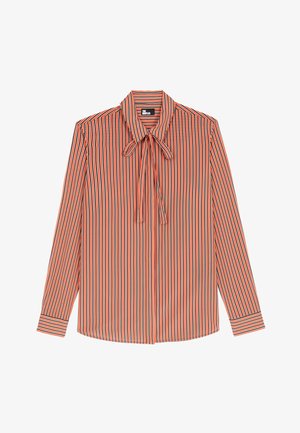 Camicia a maniche lunghe con righe verticali arancioni, nere e bianche, caratterizzata da un colletto a punta e un papillon al collo.