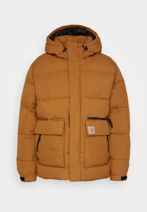Braune Daunenjacke mit Kapuze, Reißverschluss, zwei Fronttaschen, schwarzen Reißverschlussakzenten und einem Logo-Patch auf der linken Tasche. Glatte Textur.