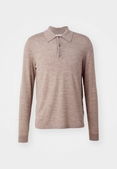 Polo shirt marrone a maniche lunghe realizzato in tessuto morbido, dotato di colletto, tre bottoni e polsini a coste, con una texture liscia e un motivo sottile.