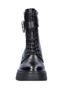 Bota de combate de cuero negro con suela gruesa, cordones frontales, cremallera lateral y correa decorativa con hebilla de metal cerca de la parte superior.