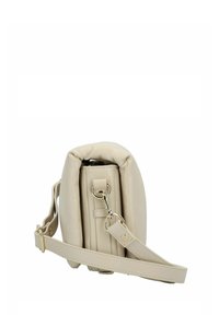 Beige Leder-Umhängetasche mit abgerundeter Form, ausgestattet mit einem abnehmbaren Riemen und silbernen Metallakzenten. Glatte Textur, minimalistisches Design.