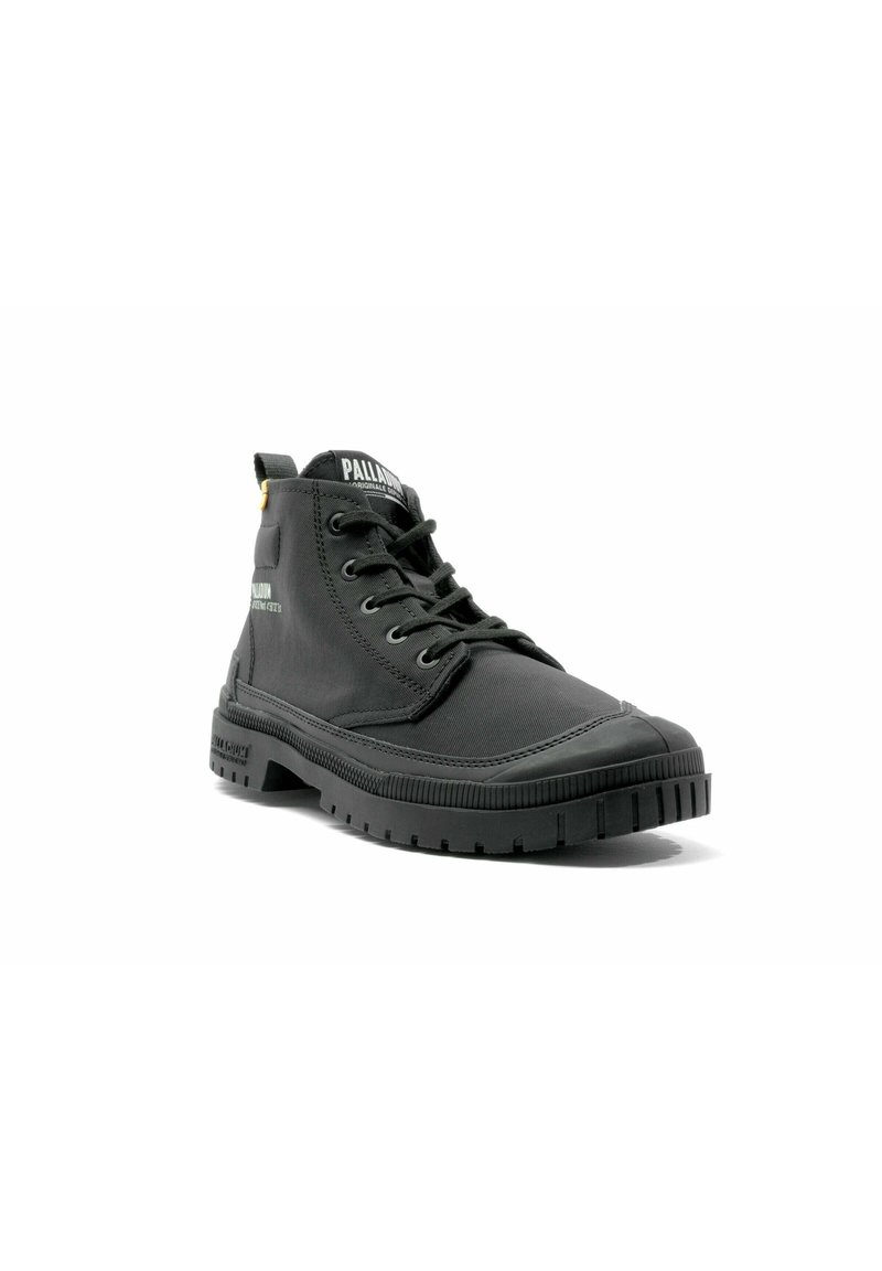 Bottines noires en tissu texturé avec une semelle en caoutchouc, présentant un système de laçage, une boucle au niveau du talon et un marquage sur la languette.