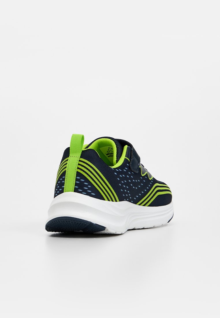 Zapatilla deportiva azul marino y verde lima con suela blanca, lengüeta trasera para tirar y parte superior de malla transpirable, vista desde un ángulo trasero.