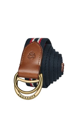 Marineblåt stofbælte med røde og hvide striber, brun læderende og dobbelte messing D-ring spænde med indgravering "Superdry."