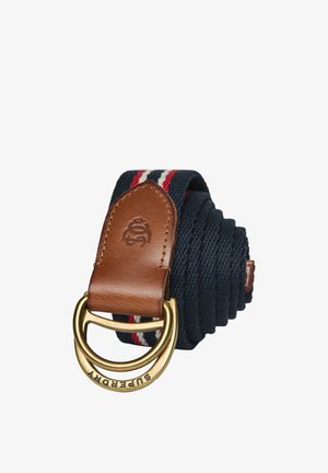 Marineblåt stofbælte med røde og hvide striber, brun læderende og dobbelte messing D-ring spænde med indgravering "Superdry."