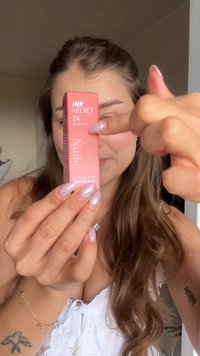 Peripera Ink Velvet Tint i en rosa låda, med etiketten "Nude" och information om nyans 24. Lådan har en matt yta och en elegant rektangulär form.