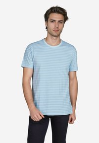 Helles blaues T-Shirt mit kurzen Ärmeln und horizontalen Streifen. Rundhalsausschnitt und weiche Textur. Kombiniert mit dunklen Hosen. Einfaches, lässiges Design.