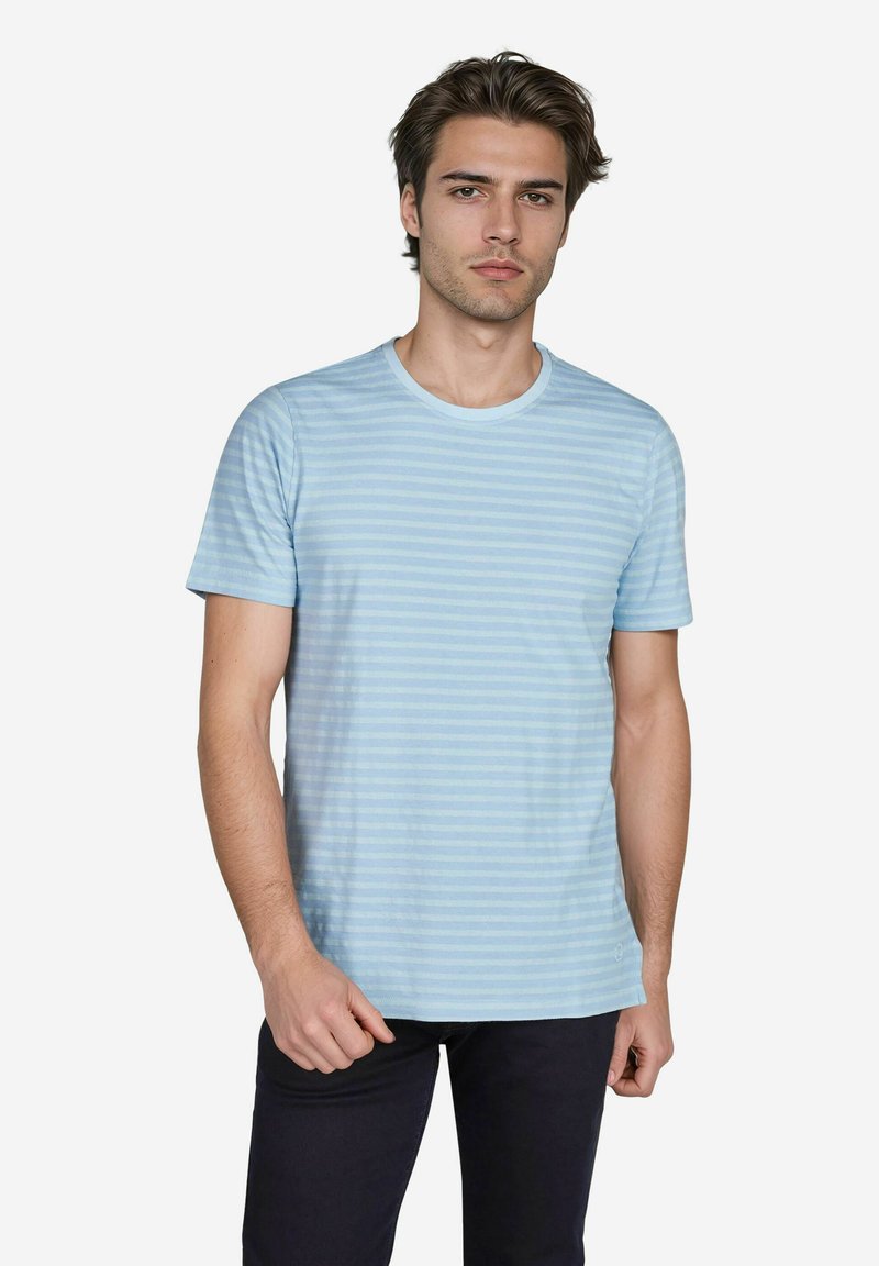 Helles blaues T-Shirt mit kurzen Ärmeln und horizontalen Streifen. Rundhalsausschnitt und weiche Textur. Kombiniert mit dunklen Hosen. Einfaches, lässiges Design.