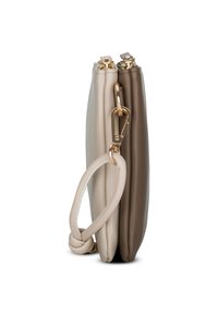 Három egymásra rakott bőrzsák bézs, krém és barna színben. Arany hardware csattal és kötött bőrkarral rendelkezik.