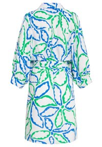 Baumwollkleid mit einem lebhaften weißen Hintergrund und einem blauen und grünen Blattmuster. Entworfen mit einem Kragen, langen Ärmeln und einer gebundenen Taille.