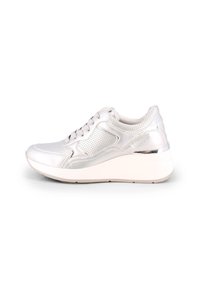 Zapatillas metálicas plateadas con un patr�ón perforado, que cuentan con una puntera redondeada, diseño de cordones y una suela gruesa blanca.