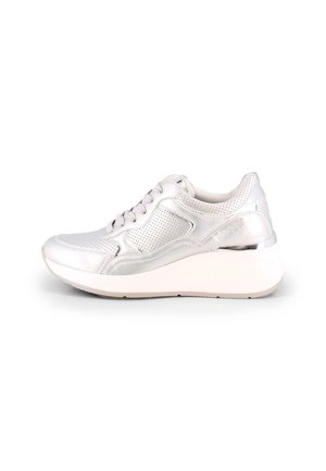 Zapatillas metálicas plateadas con un patrón perforado, que cuentan con una puntera redondeada, diseño de cordones y una suela gruesa blanca.